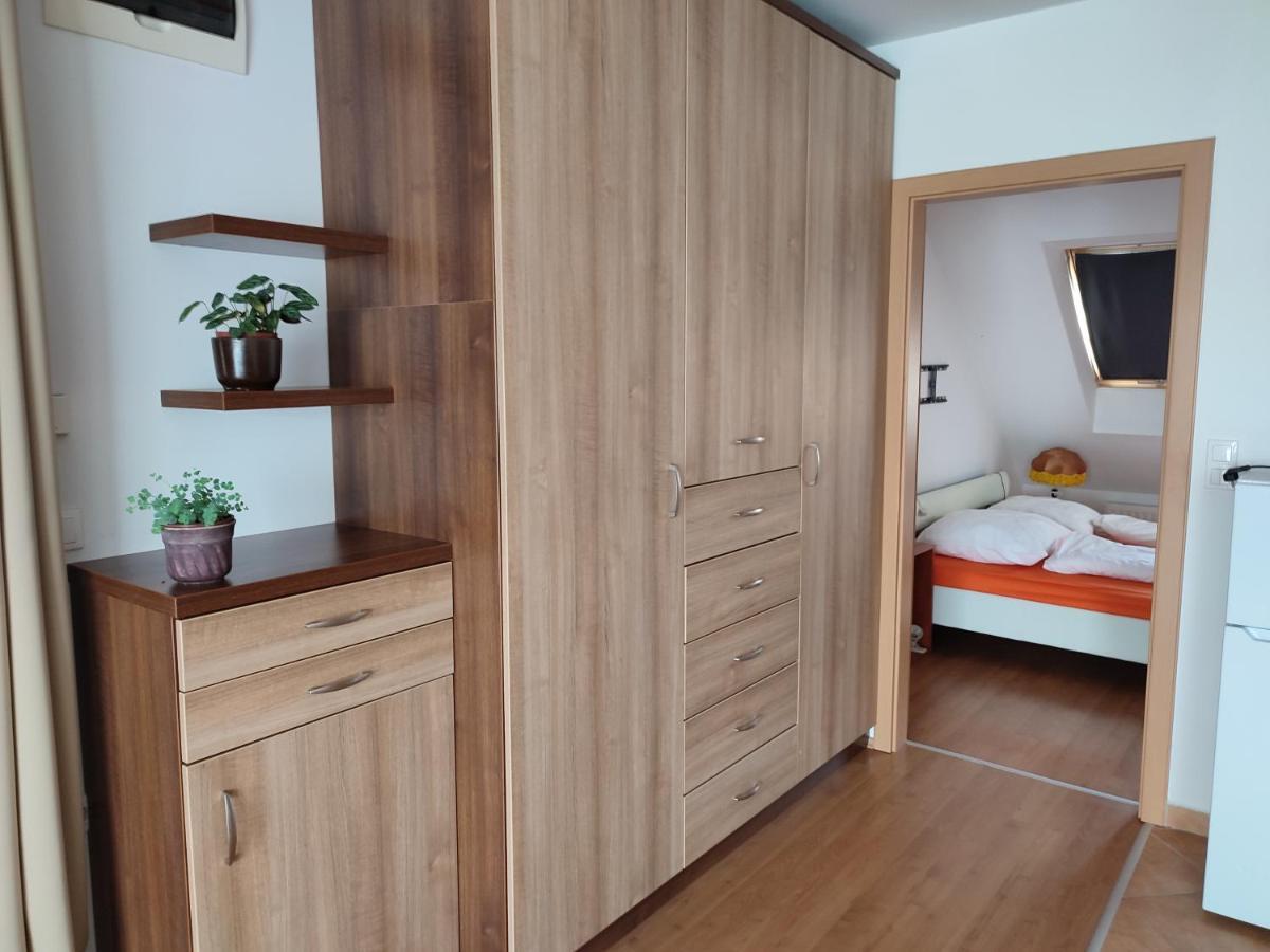 Larix Apartman Sarvar Luaran gambar