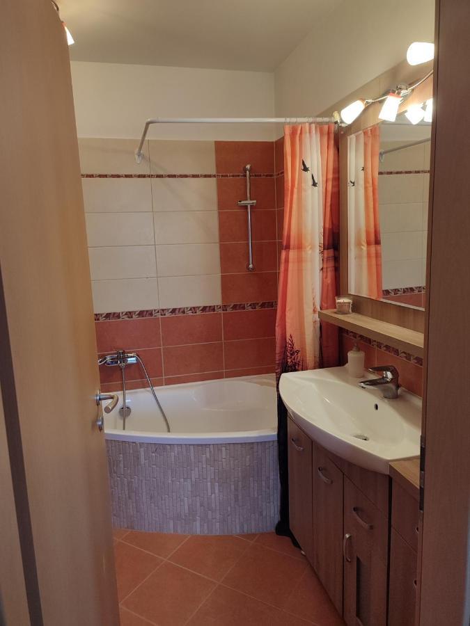 Larix Apartman Sarvar Luaran gambar