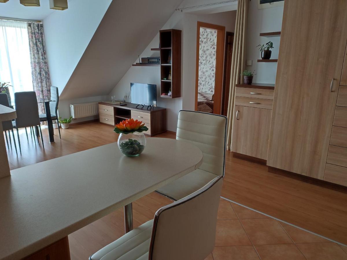 Larix Apartman Sarvar Luaran gambar