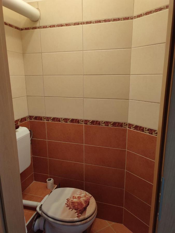 Larix Apartman Sarvar Luaran gambar